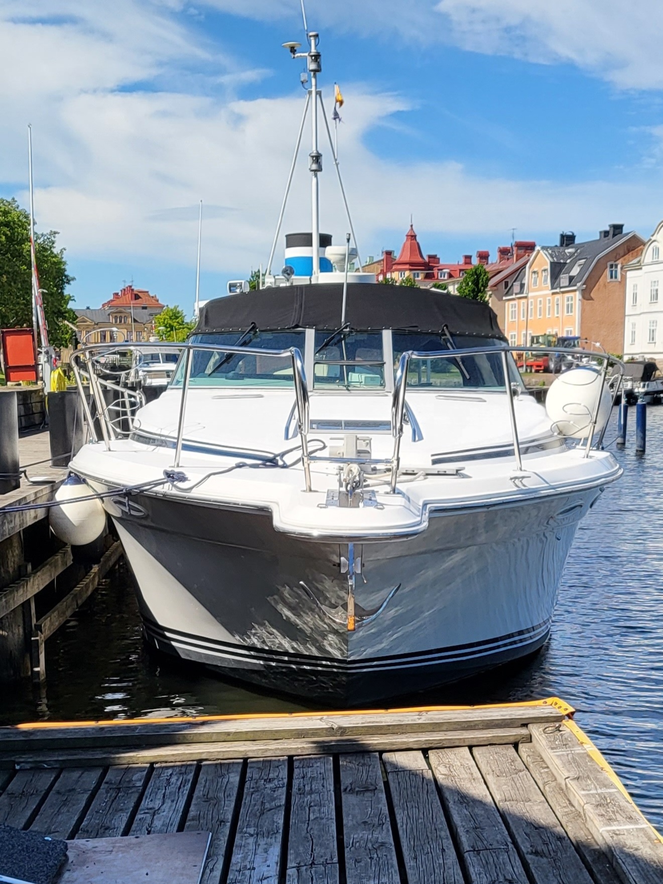 Searay i mycket fint skick, konverterad med Dieselmotorer Volvo Penta D6 310 hk/st årsm 1991 * Längd 12,5 m * Bredd 3,96 , * Får köras utan förarbevis *Kapell nytt 2019 i bra skick * Raka axlar Nya 2022 * Propeller Nya 2022 * Motorer monterade 2019 * Backslag nyrenoverade och genomgångna 2019 * Axlar Nya 2022 *Roder nya 2022 * Tätningar axlar nya 2022 * Bogpropeller Fram * Bogpropeller i akter * Hydraulstyrning * Automatiska länspumpar * Båda körs med fjärrkontroll * Garmin plotter med ekolod * Batterivakt med mätare * Ankarspel i akter med fjärrkontroll * Ankarspel i fören * Värmare * Kyl och frys i ruffen * wetbar med kyl och frys samt vatten * Förlängd badbrygga med badstege * Dusch både inne och på badbrygga * Spritkök inne i båten (Ingen gasol i denna båt) * varmvatten beredare elektrisk, samt värms även upp av motorerna * Står i varmhall * Nypolerad hela båten * Mycket fin och välskött båt * Finansiering kan ordnas För mer bilder och information hör gärna av er